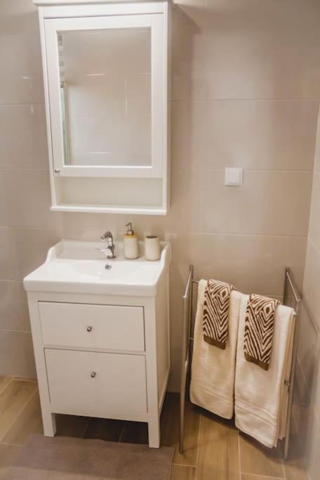 Lovely & Bright Renovated Apt. W/ Balcony In ラゴス エクステリア 写真
