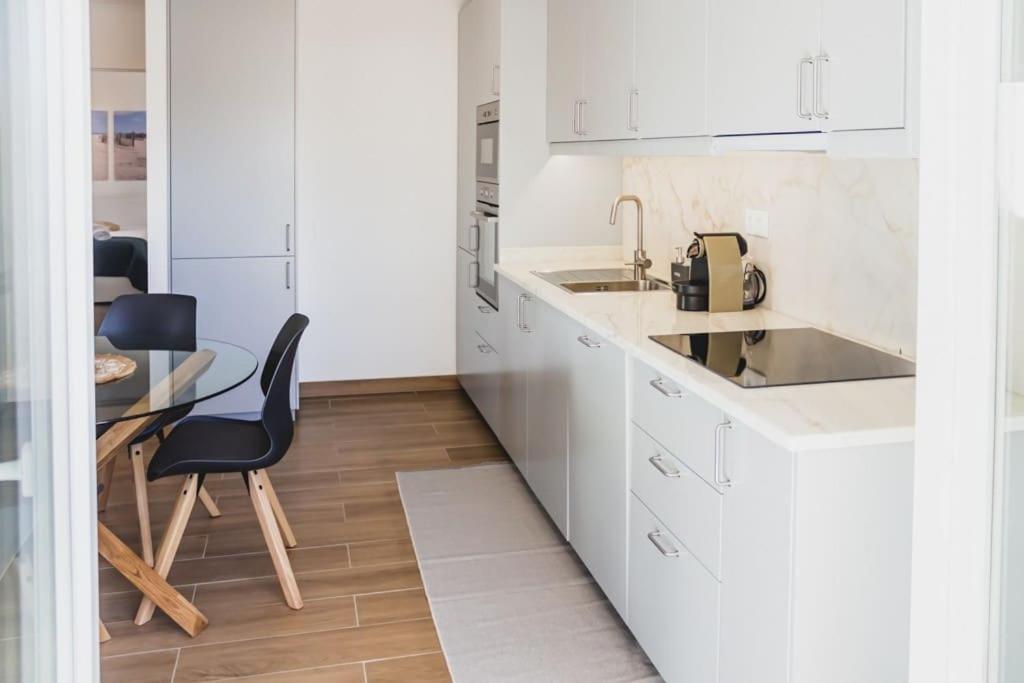 Lovely & Bright Renovated Apt. W/ Balcony In ラゴス エクステリア 写真