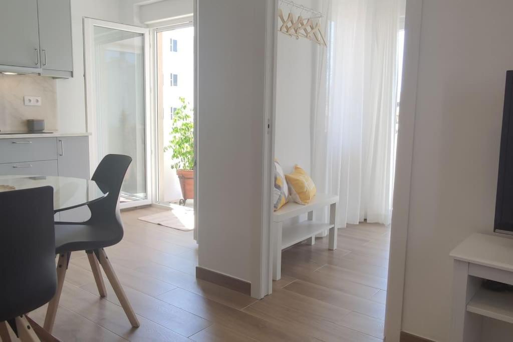 Lovely & Bright Renovated Apt. W/ Balcony In ラゴス エクステリア 写真